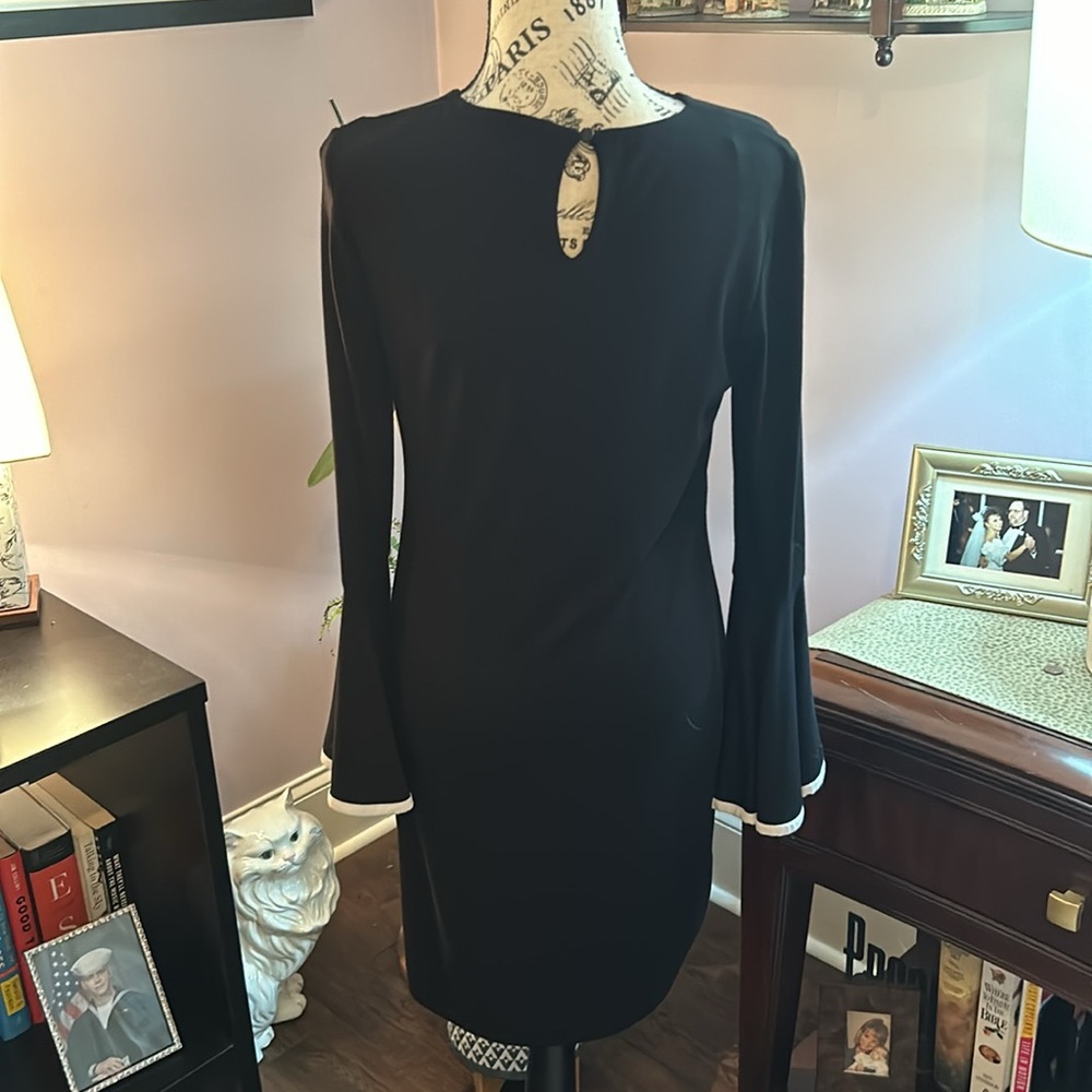 Size small Vince Camuto, black dress with bell sleeve fully lined - Picture 7 of 7